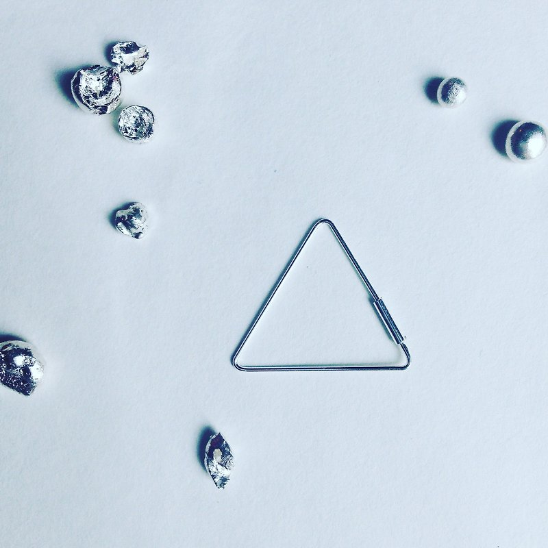 極簡主義  三角形 .925純銀耳環 單只販售 - 耳環/耳夾 - 其他金屬 灰色