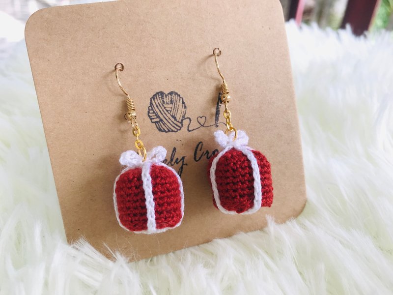 Christmas Gift, Gift Box Crochet Earrings, Christmas Crochet Earrings - 耳環/耳夾/耳骨夾 - 繡線 紅色