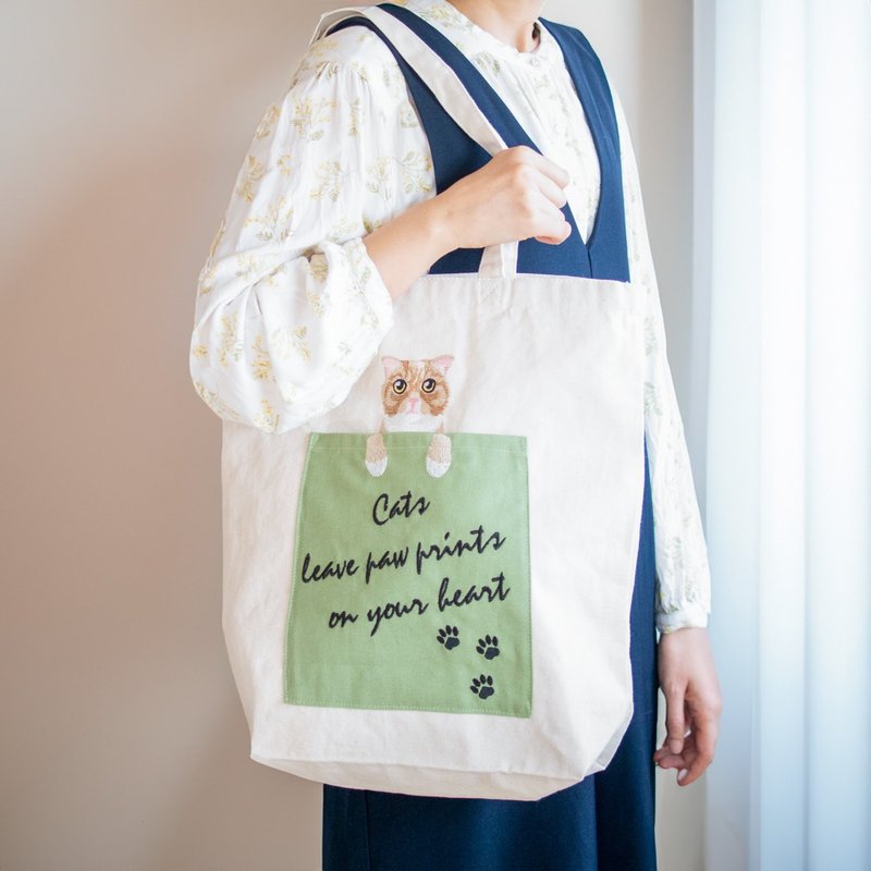 Pocket Cat Tote Bag with Realistic and Cute Scottish Fold Embroidery - กระเป๋าถือ - ผ้าฝ้าย/ผ้าลินิน ขาว