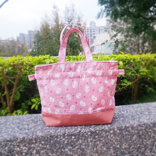 ＊ハンドメイド＊　巾着　トートバッグ　(大)　うさぎ　花輪 うさぎ巾着袋（給食袋などに）ピンクストライプ \u203b送料無料 | iichi