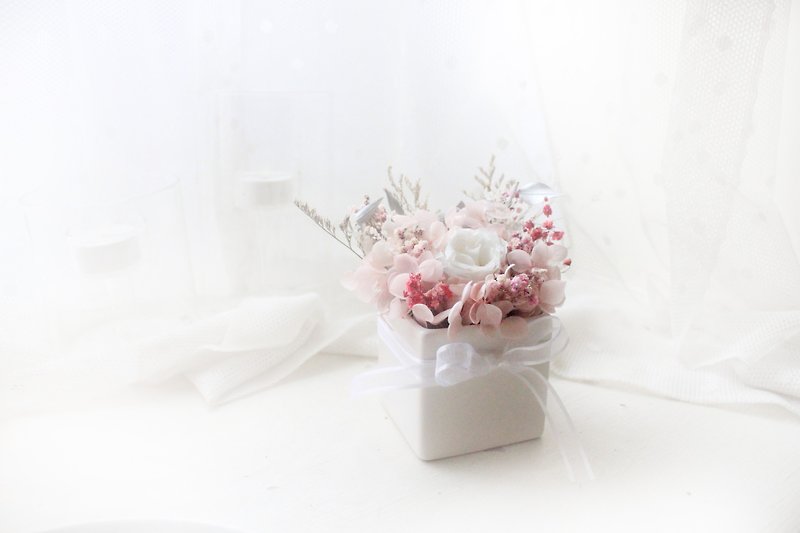 幸せな日差しガーデンテーブルの花、永遠のバラとピンクのアジサイバレンタインデードライフラワーセレモニー - ドライフラワー・ブーケ - 寄せ植え・花 ピンク