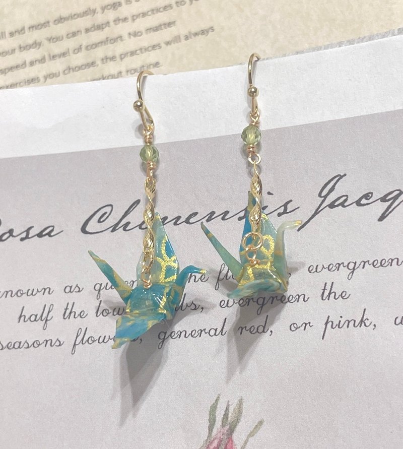 Beautiful colorful origami crane shape with prehnite cut corner crystal/14K color-preserving crystal earrings - ต่างหู - โลหะ 