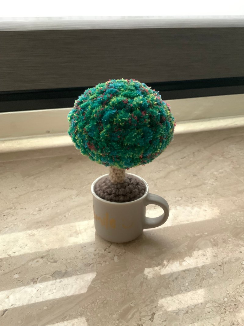 Handmade knitted round tree-shaped ornament/with coffee cup - ของวางตกแต่ง - วัสดุอื่นๆ สีเขียว