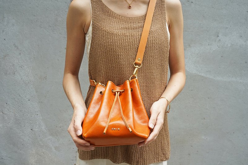 Small bucket bag can be customized metal name water Wax orange Brown adjustment strap cross-body side back - กระเป๋าแมสเซนเจอร์ - หนังแท้ สีส้ม