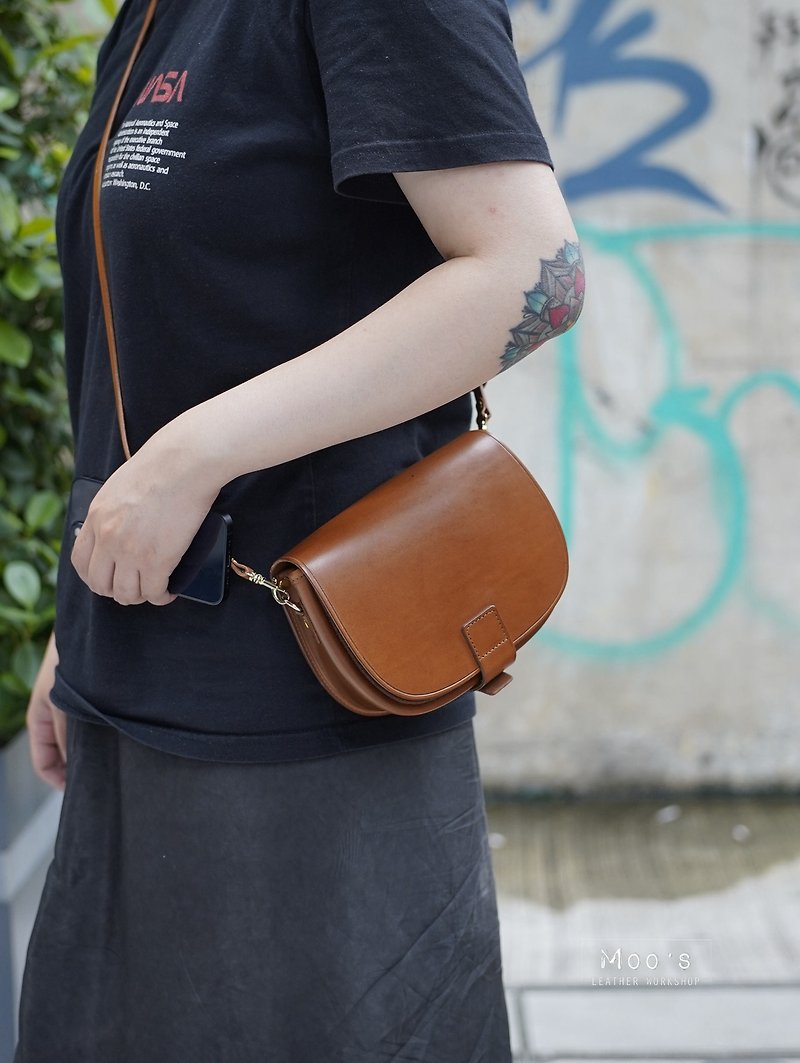 MOOS shoulder mini horseshoe bag original color/black/brown - กระเป๋าแมสเซนเจอร์ - หนังแท้ สีดำ