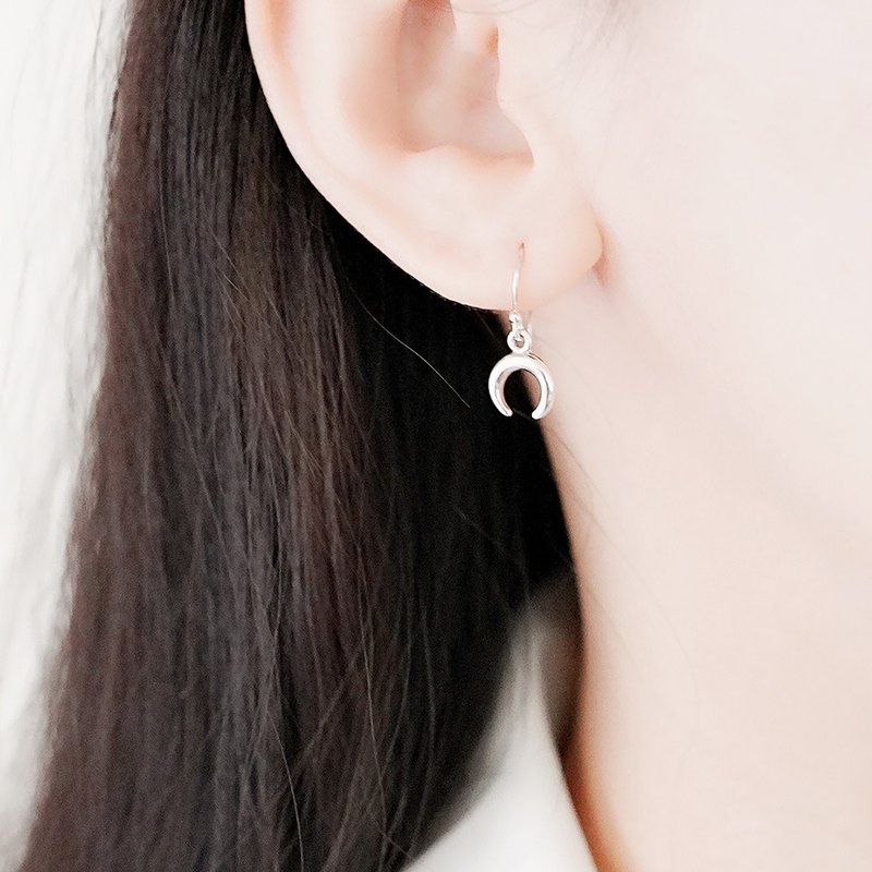 Crescent Bay sterling silver earrings | Korean style simple unisex 925 sterling silver crescent moon jewelry gift box suitable for men and women - ต่างหู - เงินแท้ สีเงิน