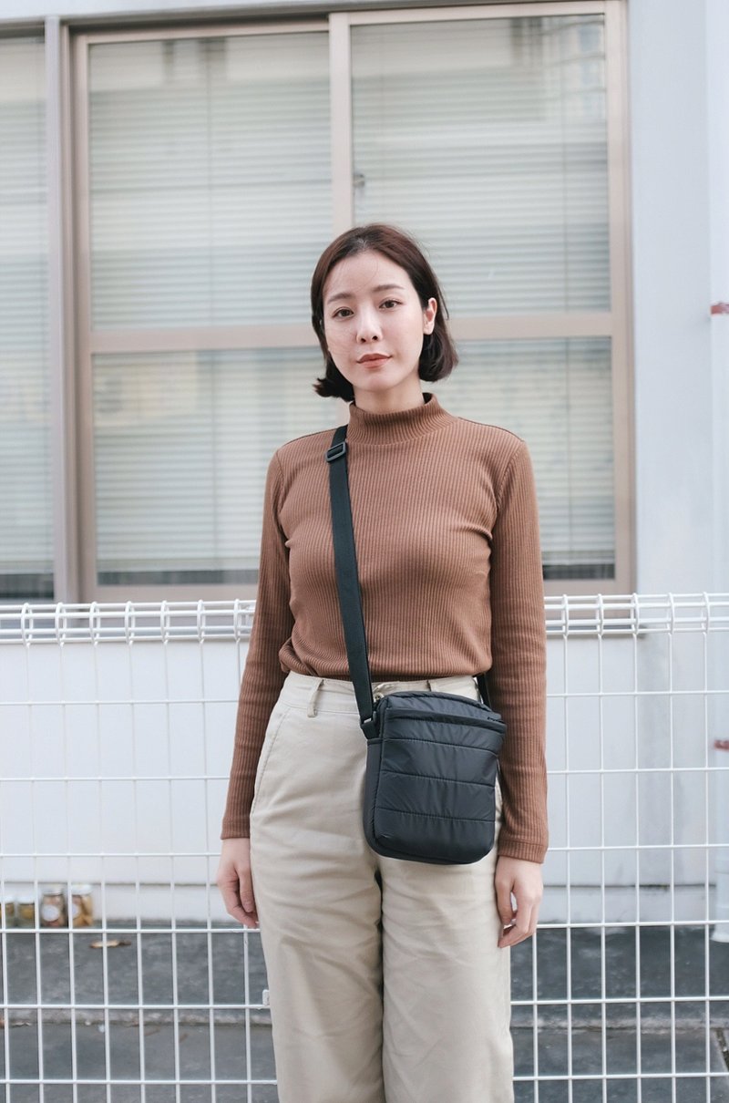WHITEOAKFACTORY Larva crossbody nylon flight bag - Black - กระเป๋าแมสเซนเจอร์ - ไนลอน สีดำ