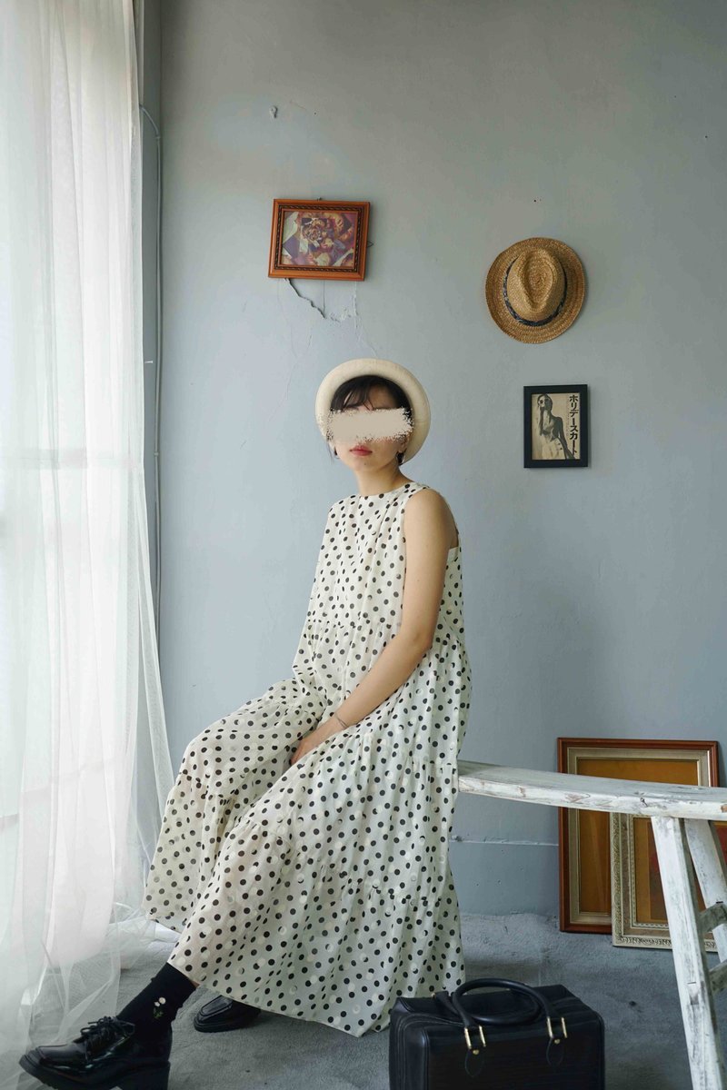 Design hand-made-air feeling white background black dot water jade texture cotton yarn cake skirt sleeveless dress - ชุดเดรส - ผ้าฝ้าย/ผ้าลินิน ขาว