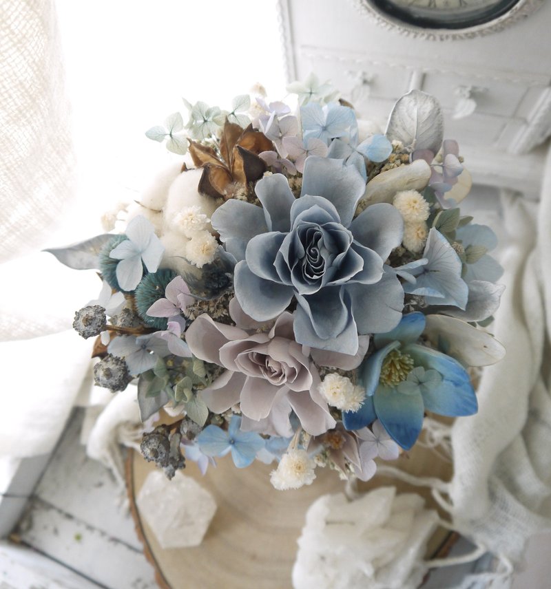 Blue Moon II. Light blue and purple tones do not wither roses. Romantic. Comfortable. The first choice for dry flowers for Valentine's Day and birthday. - ช่อดอกไม้แห้ง - พืช/ดอกไม้ สีน้ำเงิน