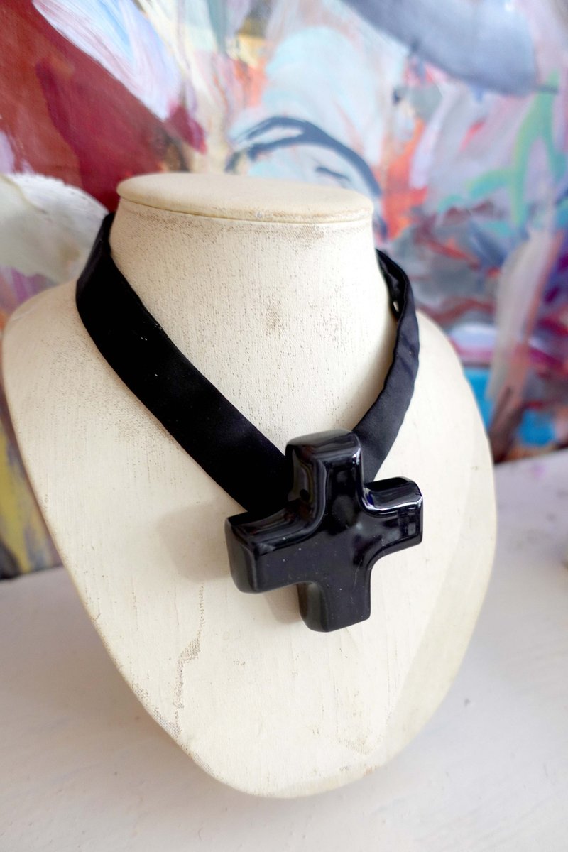 Italian Middle Ages Cor Sine Labe Doli Black Ceramic Cross Clay Pot Bow Tie Bow Tie - หูกระต่าย/ผ้าพันคอผู้ชาย - โลหะ สีดำ