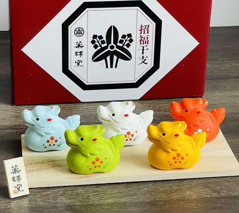 瀨戶燒藥師窯-五彩招財龍(附底座、小立牌) - 擺飾/家飾品 - 陶 多色