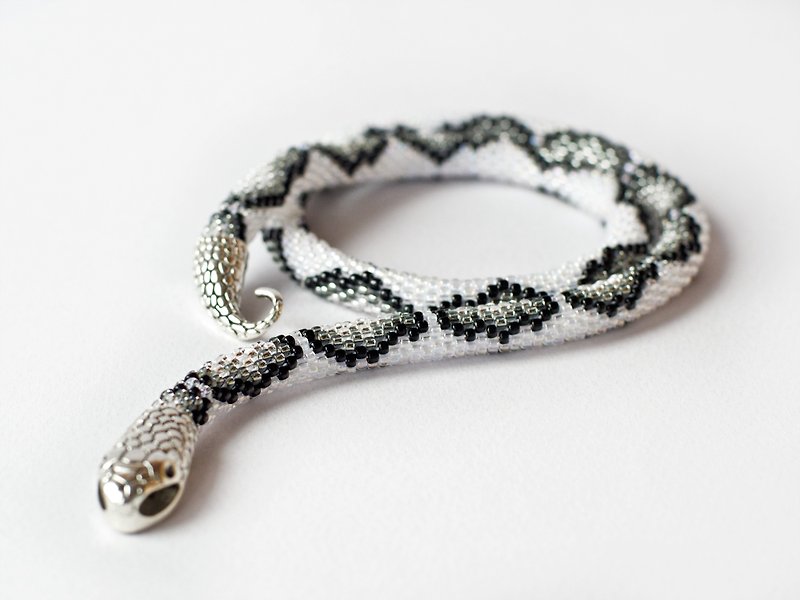 White snake necklace, Beaded choker, Ouroboros, Seed bead necklace - สร้อยคอ - แก้ว ขาว
