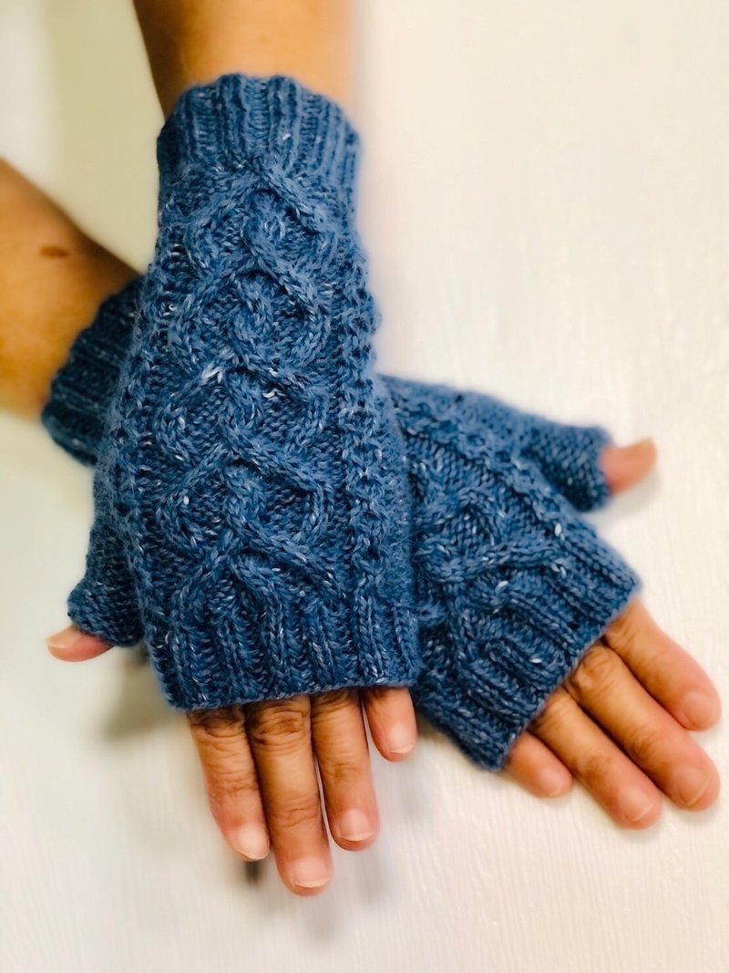 ChiChi handmade-classic-wool hand-knitted gloves - ถุงมือ - ขนแกะ สีเทา