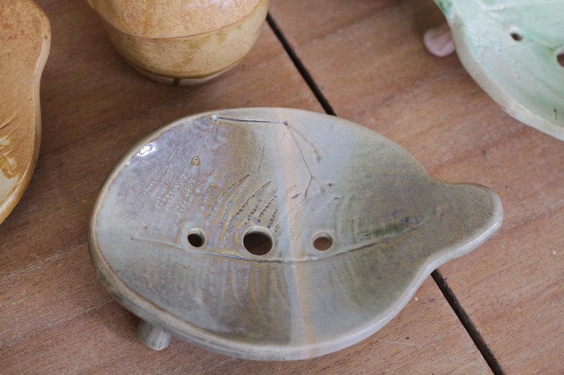 聖誕禮物 純手捏陶瓷皂盤(蕨類壓紋) - 香氛/精油/擴香 - 陶 藍色