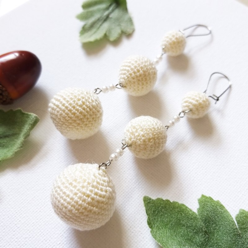 Dangle woven ball earrings beige - ต่างหู - ผ้าฝ้าย/ผ้าลินิน ขาว