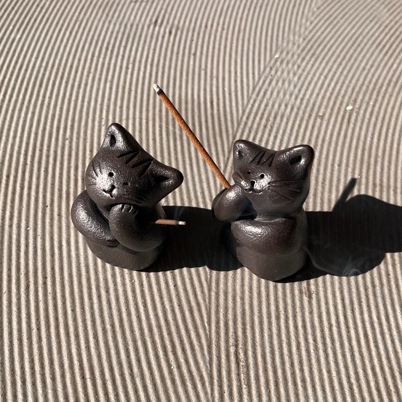 托腮貓貓 / 線香立 / 陶偶 / 約 3* 3.5* 5.5 cm - 香氛/精油/擴香 - 陶 黑色
