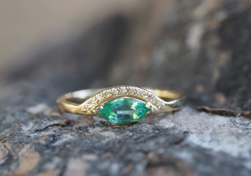 14 kt gold ring with emerald and diamonds. - แหวนทั่วไป - เครื่องประดับ สีทอง