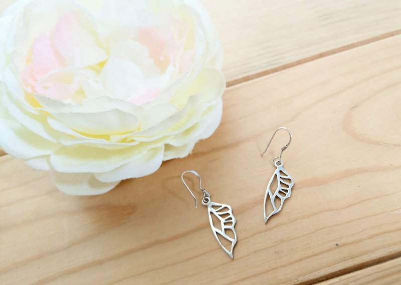 A pair of hollow butterfly wings sterling silver earrings - Earrings & Clip-ons - Other Metals Silver