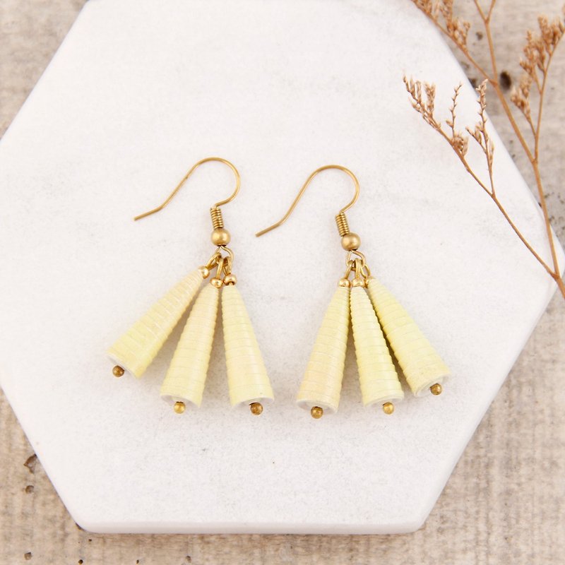 [small roll paper hand made / paper art / jewelry] light yellow light gradient three awl hanging earrings - Earrings & Clip-ons - Paper Yellow
