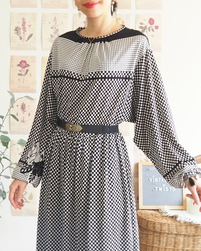 VINTAGE Black & White dress; Check pattern with rose; size M - 洋裝/連身裙 - 聚酯纖維 黑色