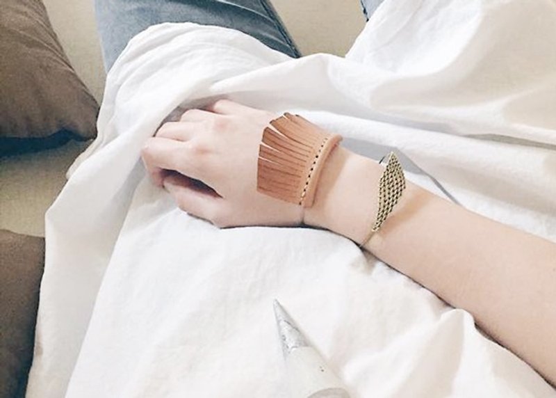 [] Endorphin vegetable tanned leather shield bracelet. Nude - Bracelets - Genuine Leather Khaki