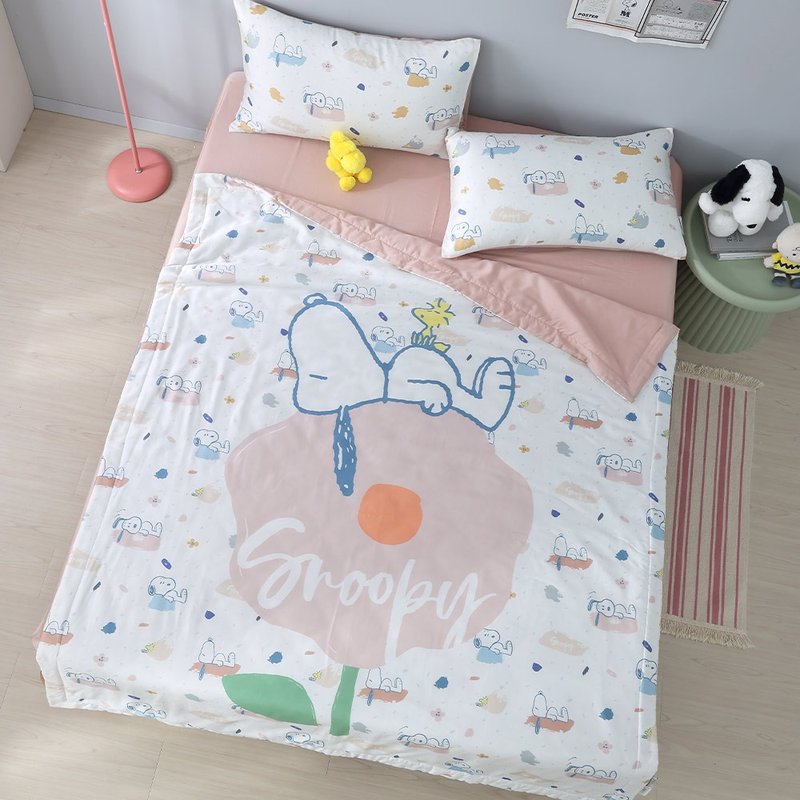 【HOYACASA x Snoopy joint】Flower Dream Antibacterial Tencel Quilt (150x180cm) - ผ้าห่ม - ไฟเบอร์อื่นๆ หลากหลายสี