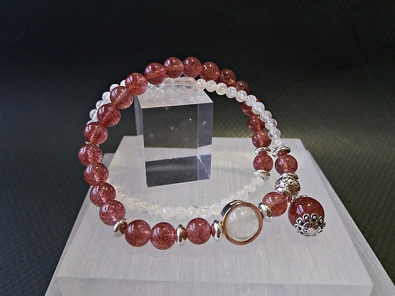 Strawberry shines out the moon - natural red strawberry crystal + moonstone sterling silver bracelet two bracelets - สร้อยข้อมือ - เครื่องเพชรพลอย สีแดง