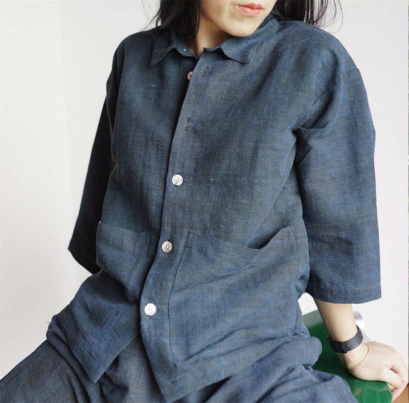 Blue old fragrant cloud yarn tussah silk double pocket short-sleeved jacket cool and sunscreen breathable skin-friendly loose sunscreen - เสื้อเชิ้ตผู้หญิง - ผ้าไหม สีน้ำเงิน