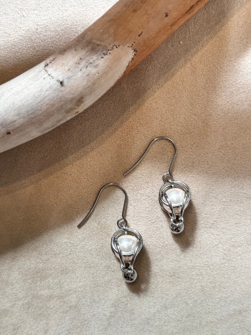 Capture Pearl Earrings (White Pearl) Stainless Steel Earrings - สร้อยคอ - สแตนเลส ขาว