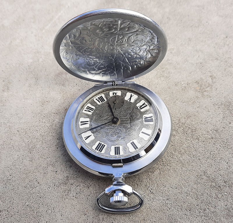 Wind up mechanic Pocket watch Molnija 18 jewels  – Roman dial pocket watch USSR - 男錶/中性錶 - 其他金屬 銀色
