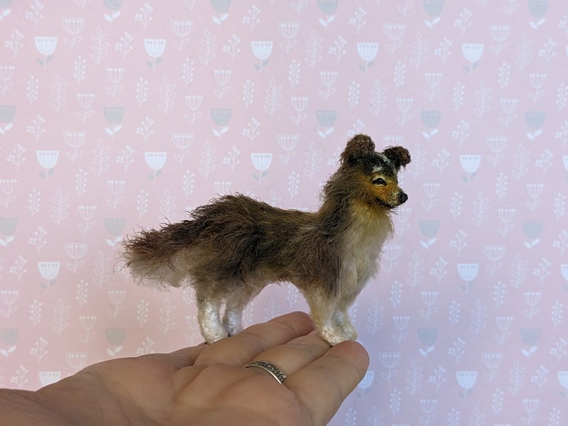 Sheltie - 6 cm; chrocheted miniature; lovely pet, - ตุ๊กตา - วัสดุอื่นๆ สีนำ้ตาล