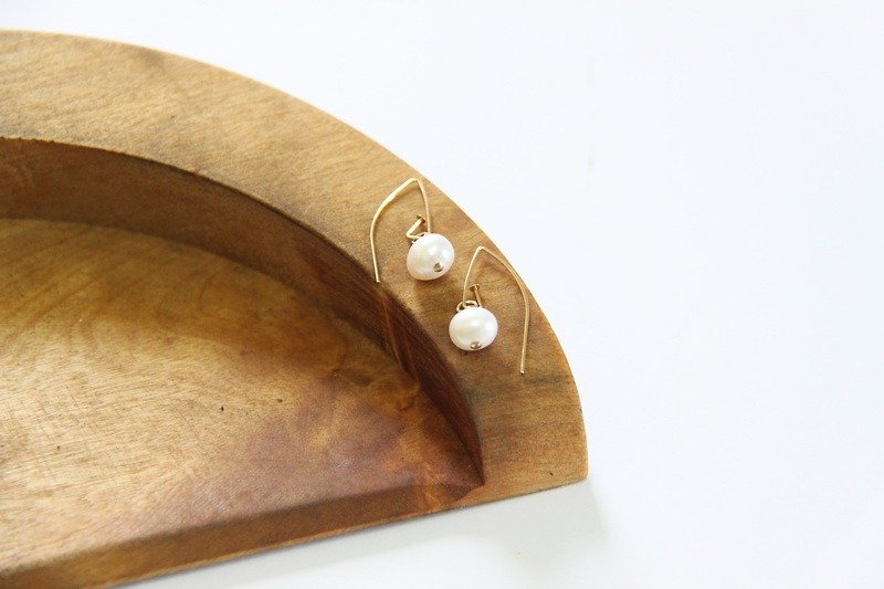 Pearls earrings / Freshwater pear 14K GF earring - ต่างหู - เครื่องเพชรพลอย ขาว
