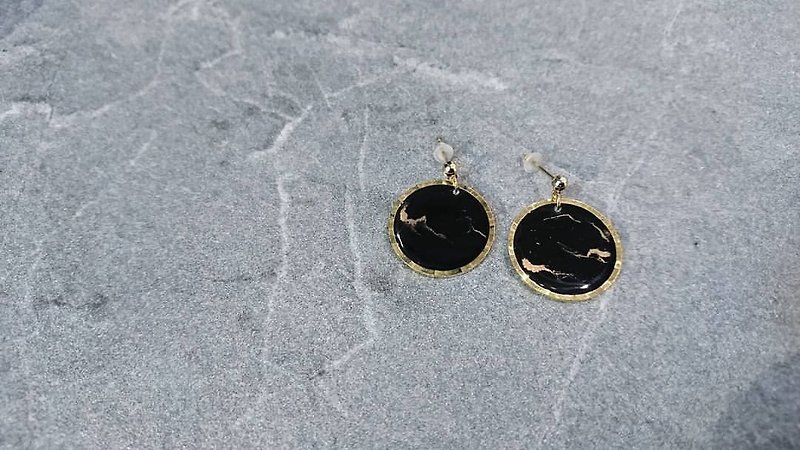 Vingt six marble painting earrings earrings NO.14 - Earrings & Clip-ons - Other Metals Black
