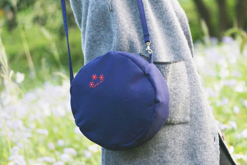 [Hand embroidery] small red flower round bag (multi-color optional) / canvas cross-body bag side backpack handmade embroidery - Messenger Bags & Sling Bags - Cotton & Hemp Blue