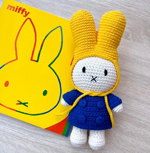 橘荷屋 x Miffy 荷蘭 Just Dutch | Miffy 米飛兔 編織娃娃和她的藍色外套+黃帽