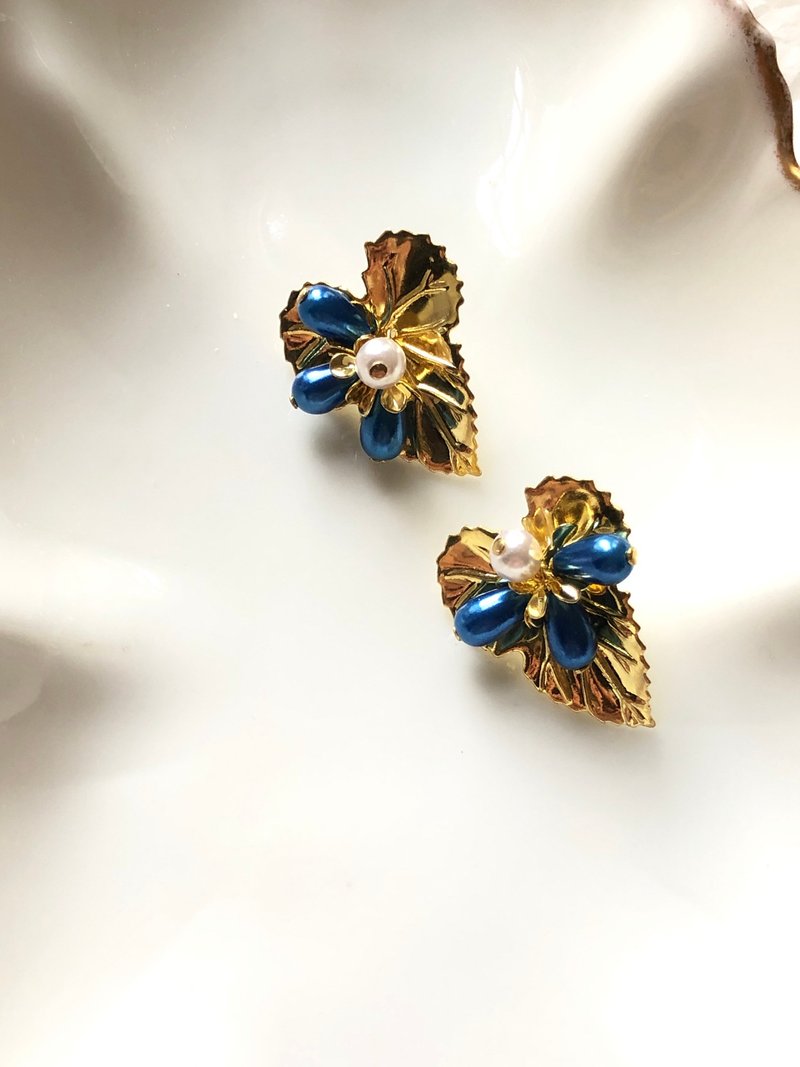 Vintage Floral Blue Beads Gold Statement Earrings - ต่างหู - เครื่องประดับ สีทอง
