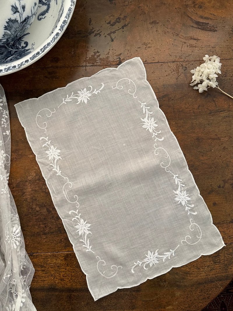 50176-Elegant French antique handmade embroidered lace placemat 44x29 cm - ผ้ารองโต๊ะ/ของตกแต่ง - ผ้าฝ้าย/ผ้าลินิน 