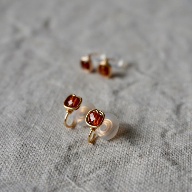 ll 4mm square orange Stone earrings ll gold wire frame ear acupuncture painless Clip-On/ pair - ต่างหู - เครื่องเพชรพลอย สีส้ม