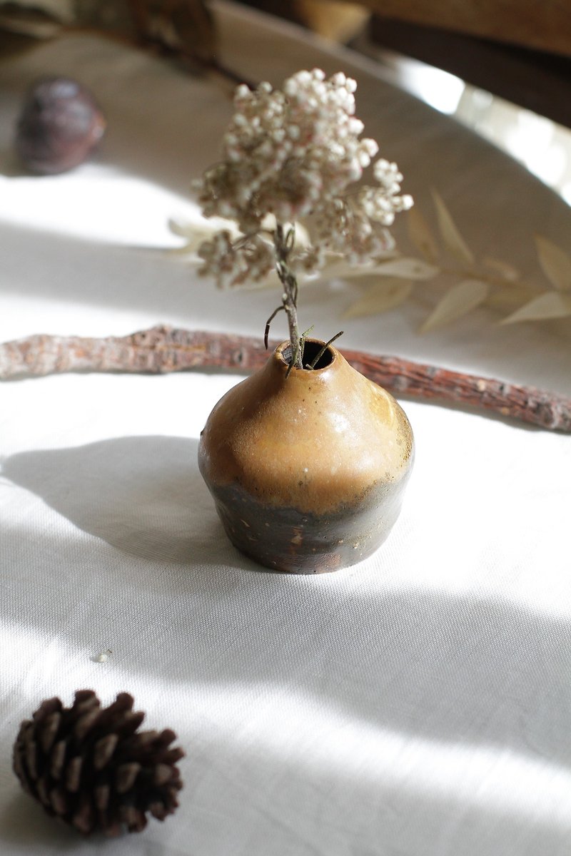 Hand-stretched Hualien raw earth ceramic mini vase/flower vessel 5 - Pottery & Ceramics - Pottery Brown