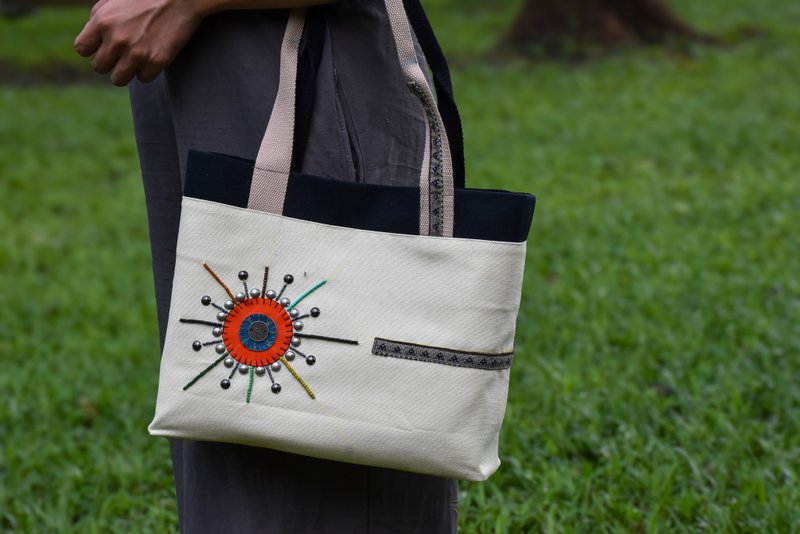 [Handmade Tote Bag Series-White] Aboriginal Sun Totem - กระเป๋าถือ - ผ้าฝ้าย/ผ้าลินิน ขาว