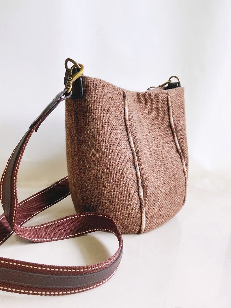 Caramel Textured Bucket Bag Shoulder Bag Side Backpack - กระเป๋าแมสเซนเจอร์ - ผ้าฝ้าย/ผ้าลินิน สีนำ้ตาล