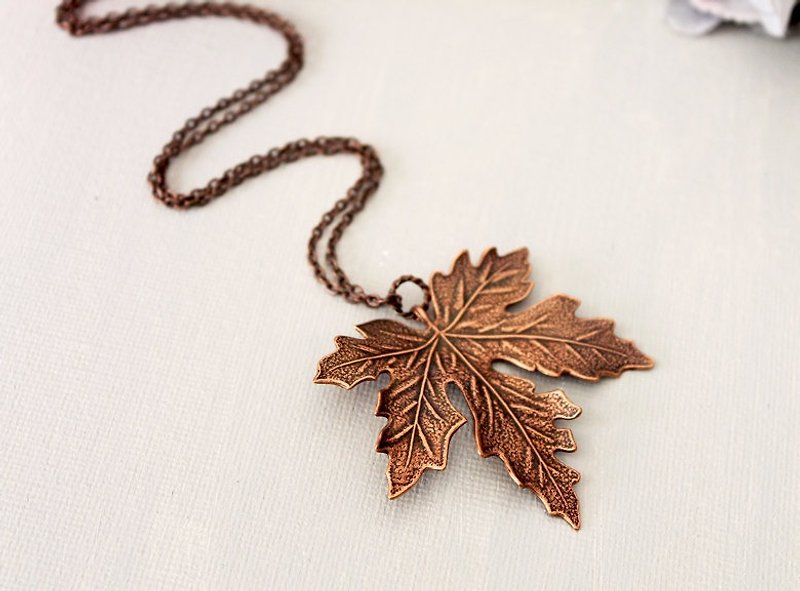 Ancient copper Maple Leaf Necklace - สร้อยคอยาว - โลหะ สีนำ้ตาล