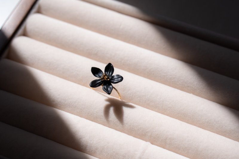 Black gold five-petal flower turning ring - แหวนทั่วไป - ดินเหนียว สีดำ