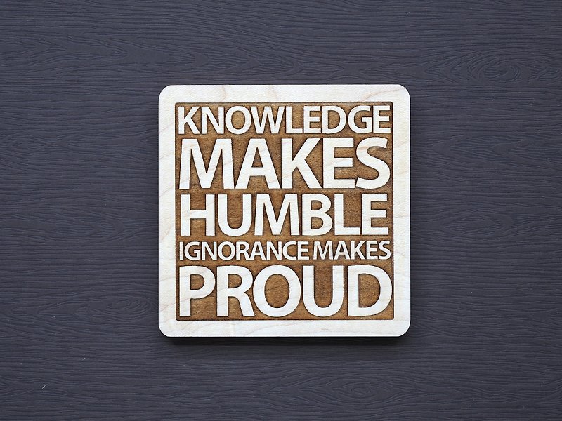 ログコースターの知識の言葉は人々を謙虚にし、無知は人々を誇りに思う - コースター - 木製 ブラウン