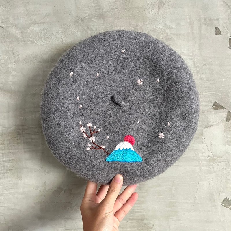 Hand embroidered beret Sakura Mount Fuji - Hats & Caps - Wool Gray