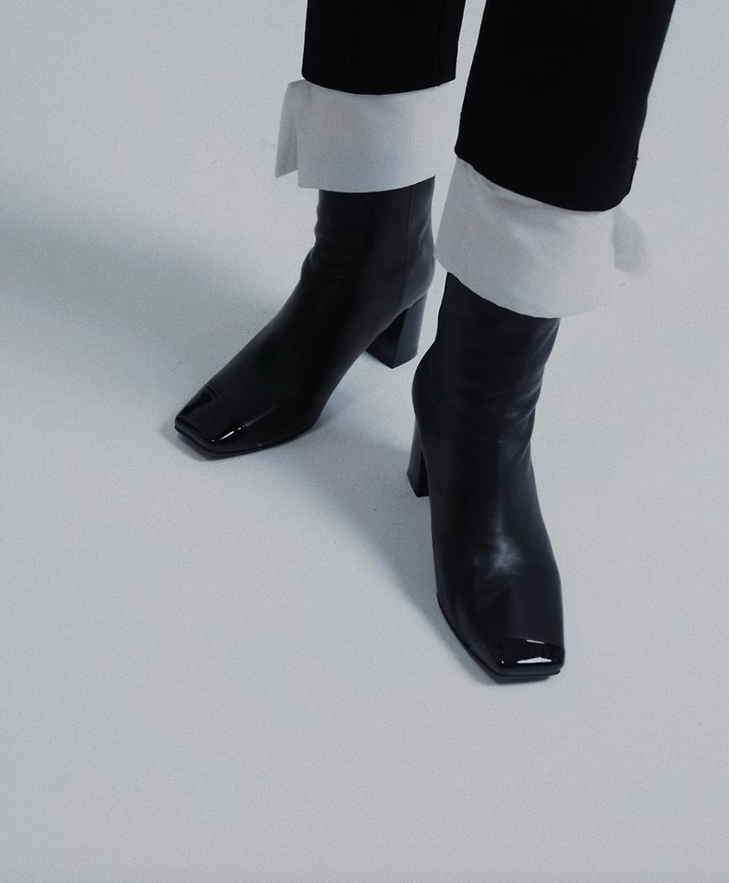 Black Swan Asymmetrical Aesthetic High Heel Boots - รองเท้าบูทสั้นผู้หญิง - หนังแท้ สีดำ