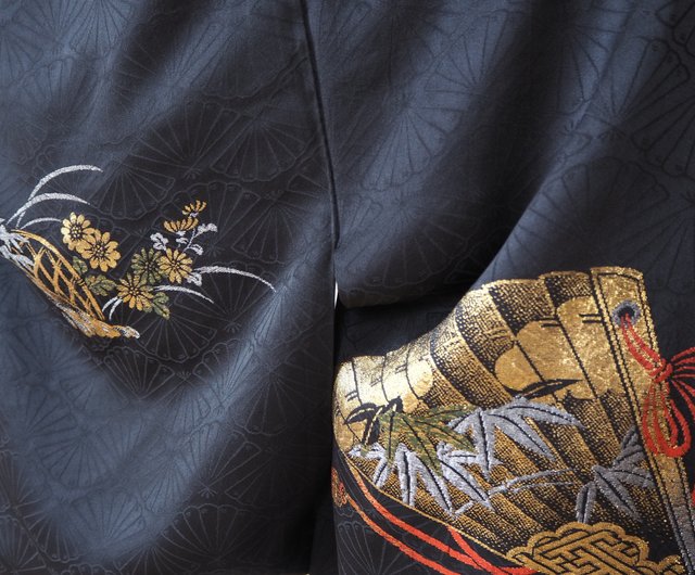 日本製】ブラック羽織 日本の黒 金銀糸刺繍 獅子 雲取り 扇織模様 牡丹 菊 吉祥紋様 ネクストファッション ヴィンテージ - ショップ  KimonoFUNKY ジャケット - Pinkoi