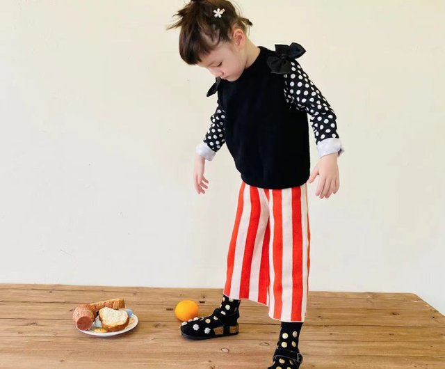 ボウノットぬいぐるみブラックベスト コットンニットの赤と白のストライプのピエロパンツ 子供用ズボン ショップ Imakokoni Kids トップス Tシャツ Pinkoi