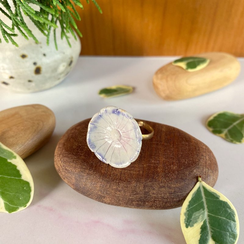 Flower Ring/ Ceramic / jewelry - 戒指 - 陶 白色