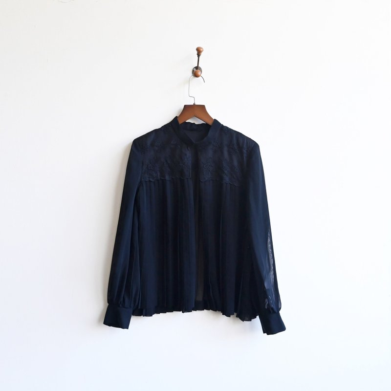 [Egg Plant Vintage] Dark Feather Lace Pleated Vintage Shirt Blouse - Women's Shirts - Other Man-Made Fibers Black